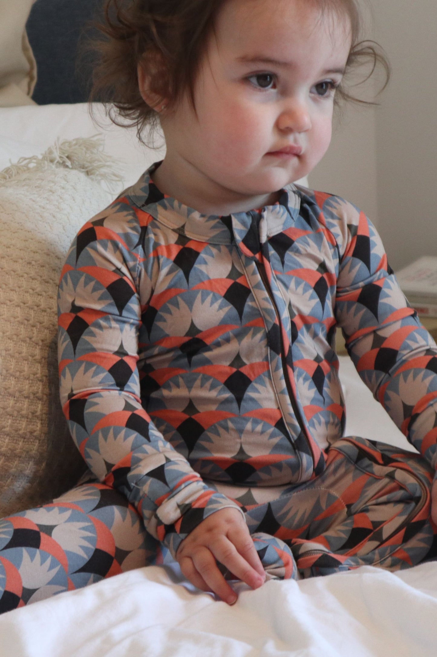 Bamboo baby pajamas in blue and beige with a boho floral print, soft and hypoallergenic, ideal for the delicate skin of the baby.